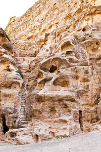 生活在约旦小佩特拉的古老洞穴和台阶图片