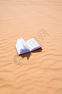 约旦WadiRum甜点沙丘上的笔记本图片