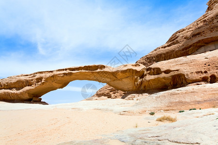 约旦WadiRum甜点中的沙石桥岩图片