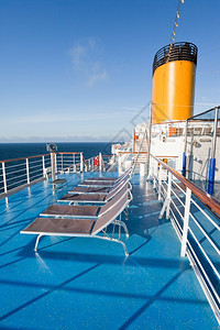 游轮上甲板的太阳浴椅图片