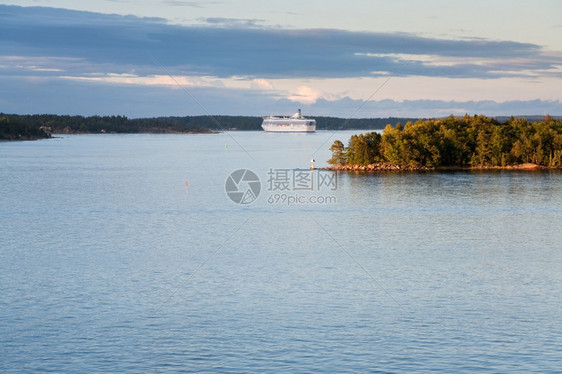 日落时波罗的海白色游轮图片