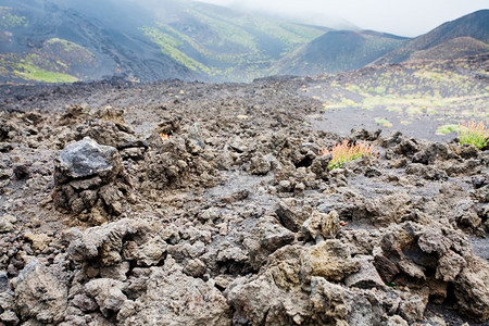西里州埃特纳火山斜坡上岩图片