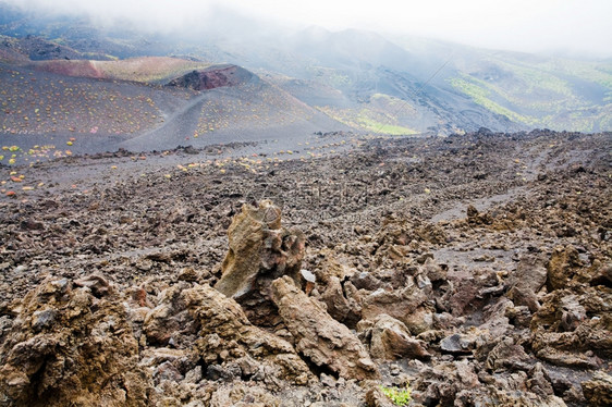 西里州埃特纳火山斜坡上岩图片