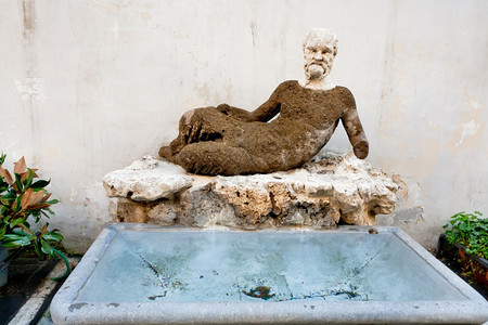 穿越意大利罗马delBabuino的古老硅雕像图片