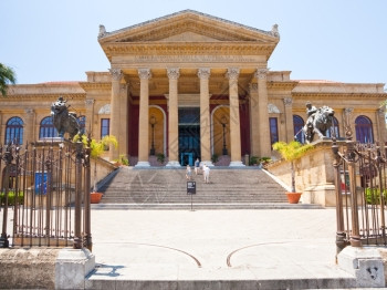 201年6月4日在西里巴勒莫Verdi广场的著名歌剧院图片