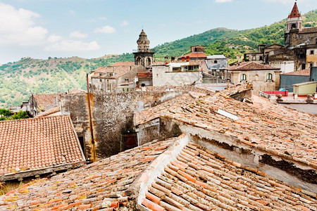 在西利亚的CastiglionediSicilia的圣安东尼奥教堂的古老瓷砖屋顶和塔楼图片