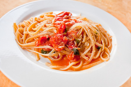 白盘上加辣番茄酱的意大利面图片