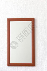 木制棕色边框中的简单壁镜子图片