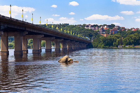 穿过乌克兰基辅第尼佩尔河的帕顿桥图片