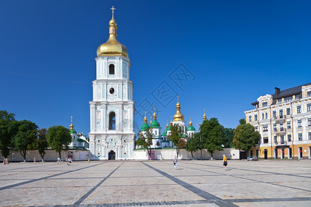 和圣索菲亚大教堂通过乌克兰基辅的索菲亚广场图片