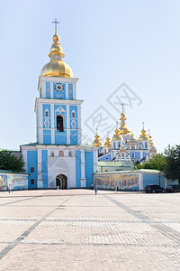 在乌克兰基辅圣迈尔广场前看到圣迈克尔的带有教堂和钟楼的圣迈克尔金门教堂和钟楼的金门修道院图片
