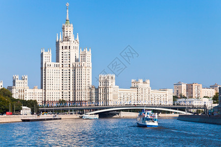 莫斯科市风景与大林在Kotelnicheskaya河堤岸的高层建筑图片