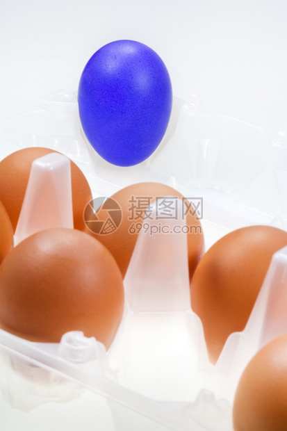 一个分开的蓝母鸡蛋与几个棕图片