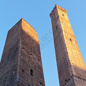 DueTorri意大利博洛尼亚蓝天下城市的象征图片