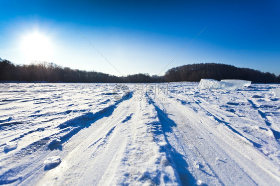 俄罗斯莫科寒冬日雪田场滑赛车图片