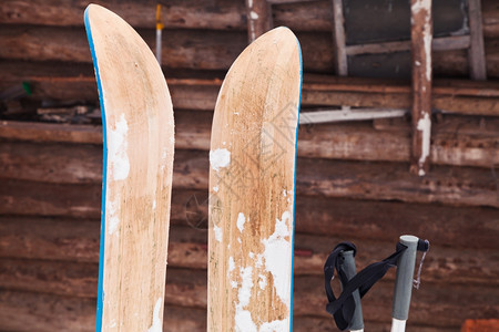 冬日的木制狩猎滑雪板和原木墙图片