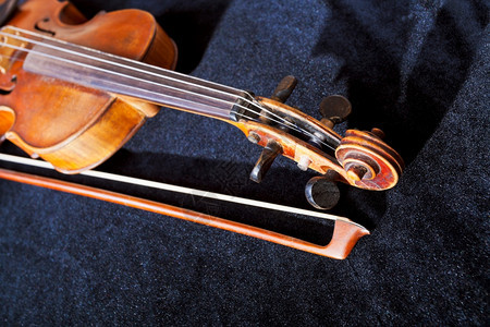 黑天鹅绒上的小提琴盒和弓图片