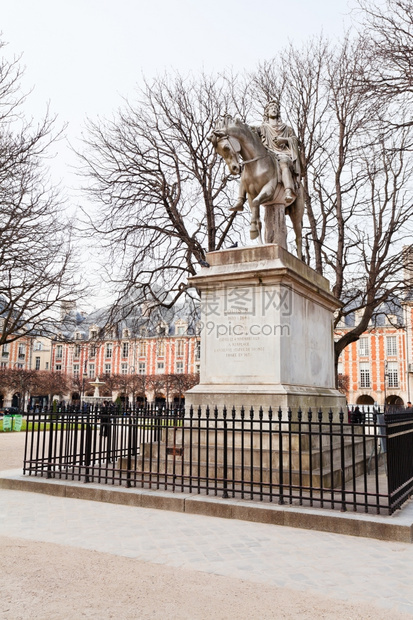 巴黎孚日广场路易十三雕像图片