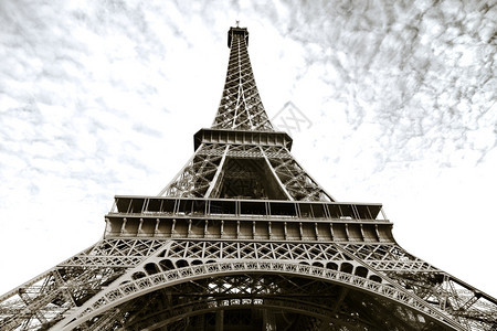 巴黎的埃菲尔塔灰云底视图片