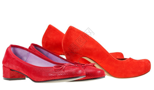 两双红色妇女水泵鞋白底隔离在图片