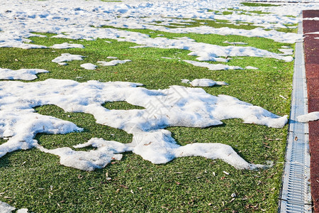 春季低户外足球场的雪地运动图片
