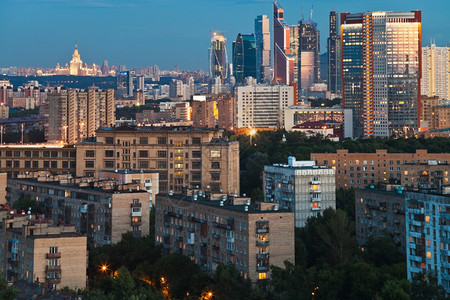 黄昏莫斯科市的全景图片