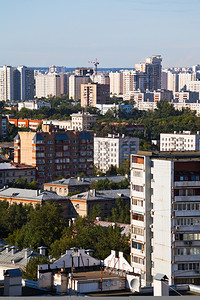 夏季下午在莫斯科市有住宅的天线图片