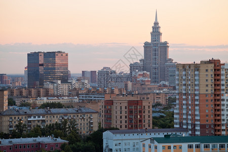 莫斯科粉红夏日落的城市天际线图片