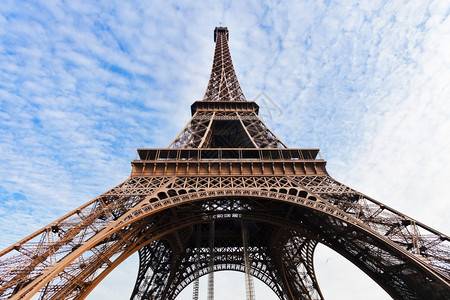 巴黎埃菲尔铁塔的拱形支持图片