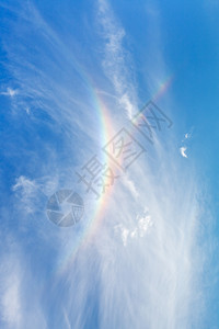 蓝夜夏天空中的彩虹图片