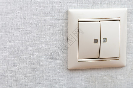 房间墙上两个按键的挂在墙壁上灯光开关闭图片
