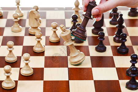 在象棋游戏中将白色国王推到棋盘上图片