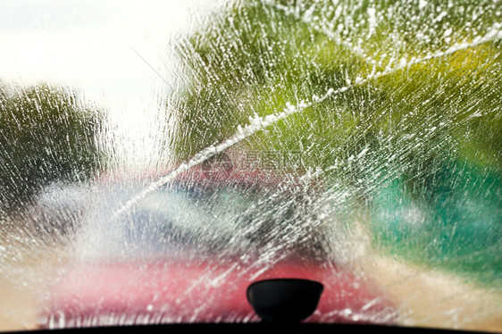 雨中驾驶时干净挡风玻璃图片