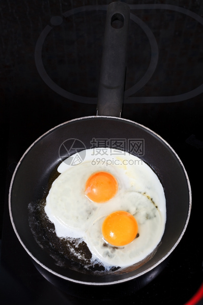 俯视图在平底锅上煎两个鸡蛋图片