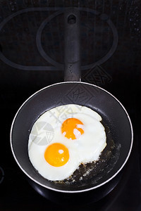 在平底锅上煎两个鸡蛋图片