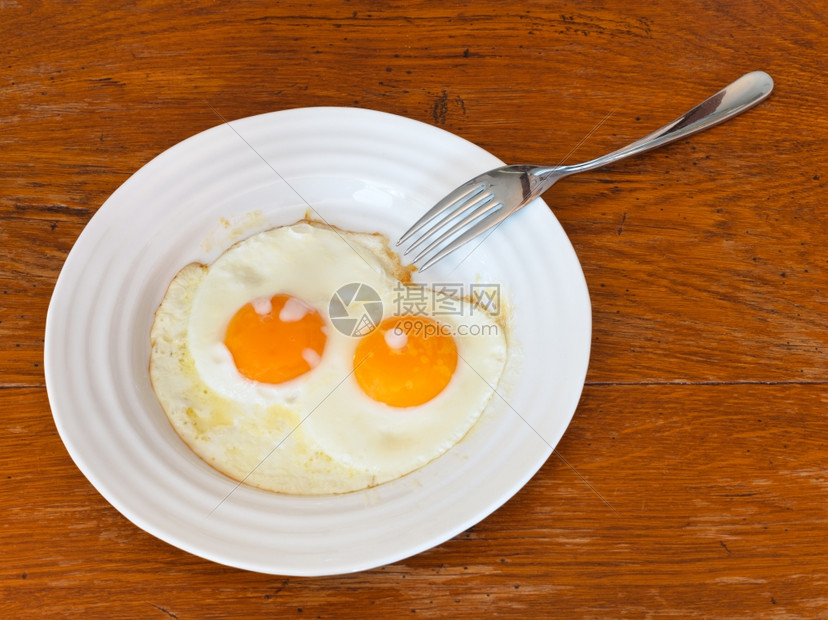 早餐吃两个炸鸡蛋图片