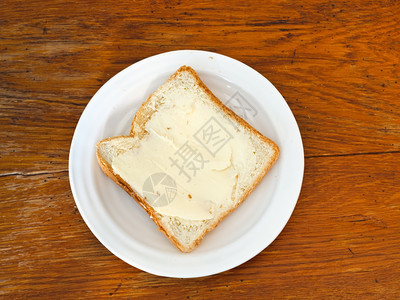 和木制桌上白板的奶油三明治图片