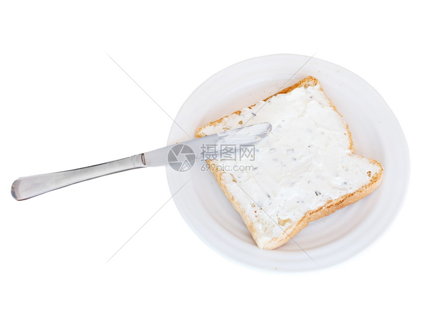 烤面包三明治和奶酪白盘上加草药底桌刀图片
