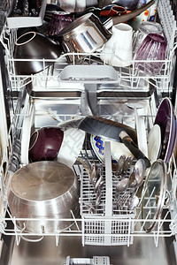 露天洗碗机中的脏炊具图片