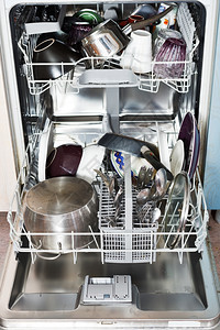 露天厨房洗碗机中的肮脏炊具图片