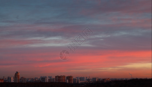 清晨城市街道上的日出天空图片