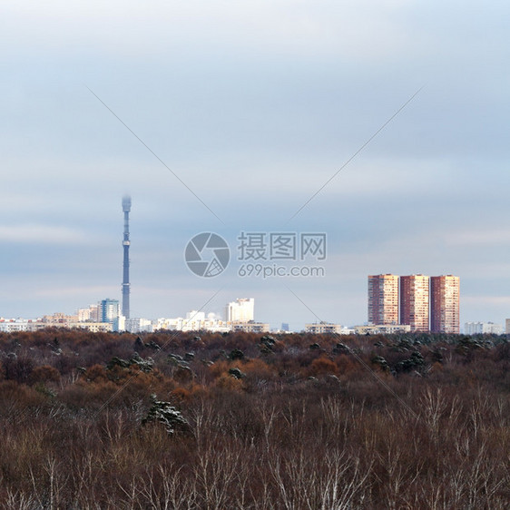 城市和电视塔上空有灰蓝色低冬云图片