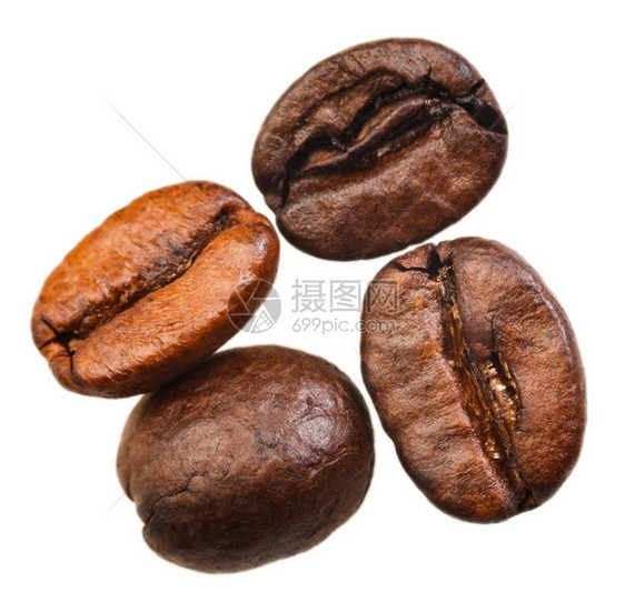 白底隔离的四种烤咖啡豆图片