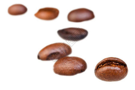 带焦地前景的烤咖啡豆曲线图案图片