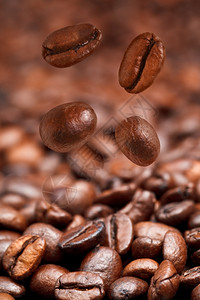4个咖啡豆和烤背景重点突出图片