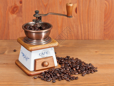 木制桌上大量咖啡和古代手工制咖啡机图片