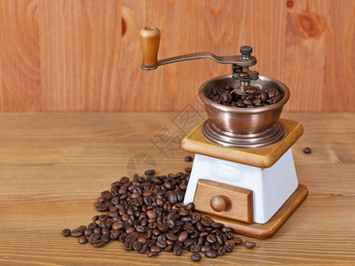木制桌上大量的咖啡和倒回转手工制咖啡机图片