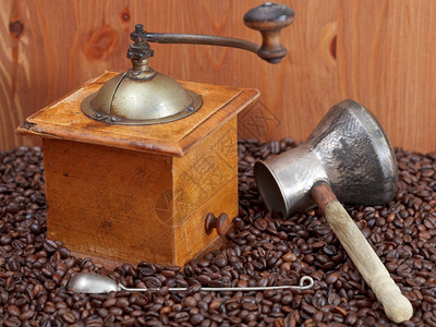 手工制咖啡机铜锅许多烤咖啡豆汤匙图片