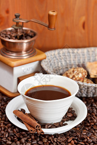 咖啡和烤豆配有旧铜手工磨粉饼干肉桂图片