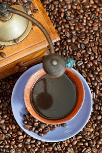 咖啡和烤豆及木制手工磨粉图片